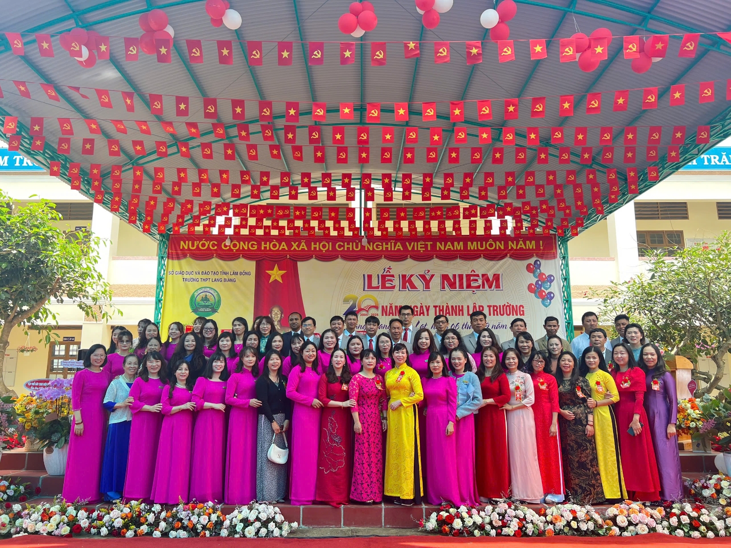 Tập thể hội đồng sư phạm nhà trường